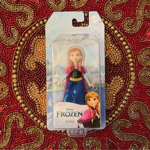 Disney Frozen Anna 3 inch Doll with Blue Dress and Pink Cape